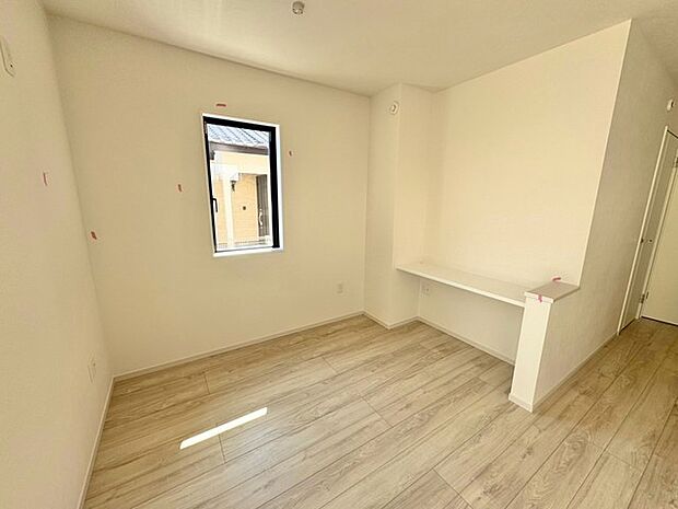 勉強や作業に最適!スタディカウンター完備で、自宅に快適なワークスペースを確保。お子様の学習や在宅ワークにぴったりの集中できる空間です。