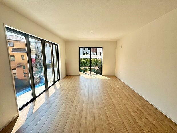 大きな窓から光が差し込む、開放感あふれるLDK。家族の時間が自然と集まる心地よい空間です