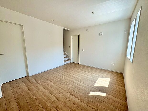 開放感あふれるリビングイン階段のLDK。家族の気配を感じながら、自然なコミュニケーションが生まれる空間設計。モダンでありながら温もりを感じる住まいです。 