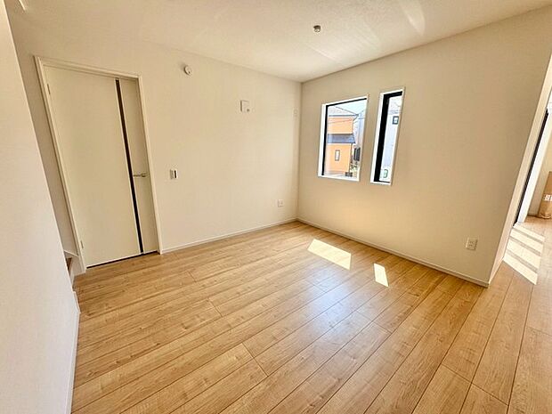 階段横の明るい空間は、ワークスペースや収納、キッズスペースなど多目的に使う事が可能です