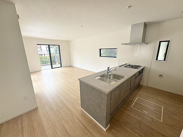 窓から自然光が差し込む、明るく開放的なLDK。キッチンとのつながりも良く、毎日の暮らしが快適に