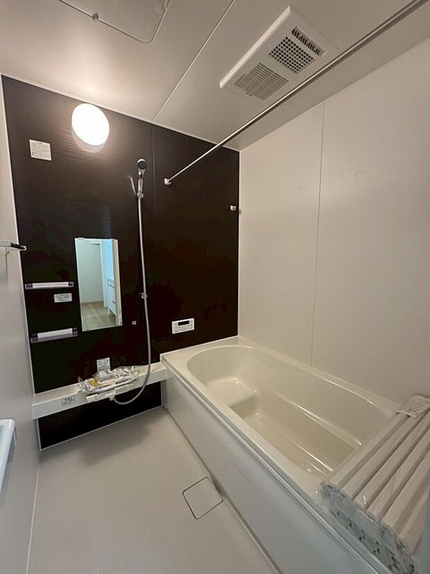 白とブラウンのコントラストが美しい浴室。毎日のバスタイムが心地よく過ごせる空間です