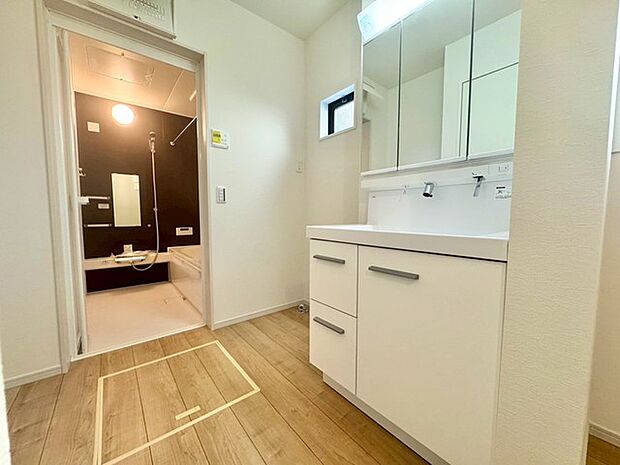 洗面・浴室がひと続きになった使いやすい設計。朝の支度や帰宅後の動線もスムーズです