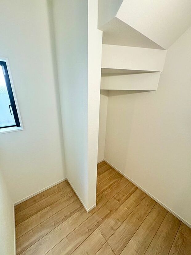 限られたスペースを無駄なく使える階段下も収納にしています。 
