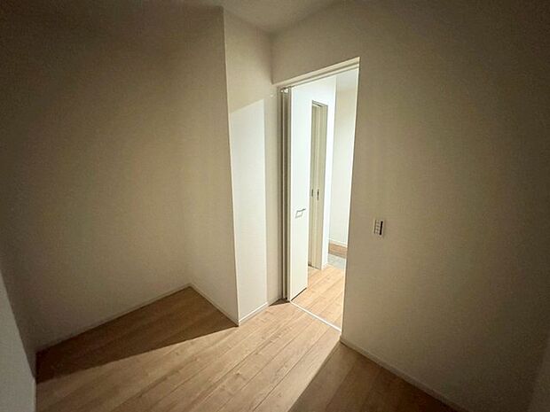 “しまう”が整うと、“暮らす”がもっと快適に。家族の収納をひとまとめにできる頼れるスペースです