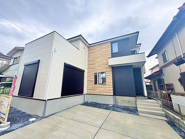 モダンな外観はシックで高級感があり、周囲の環境と対比を生み出します。都会的でスタイリッシュな雰囲気が存在感を放ちます。 