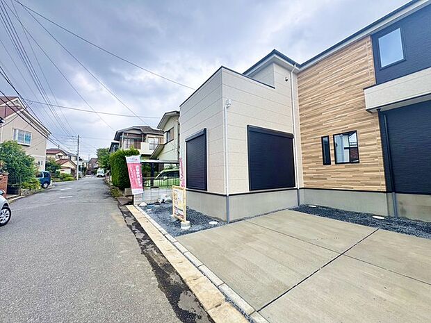 南西側に面した道路があり自然光が豊富で明るい環境。穏やかな風が心地よく通り、快適な生活空間を演出。周辺環境も充実し、安心して暮らせる場所です。 