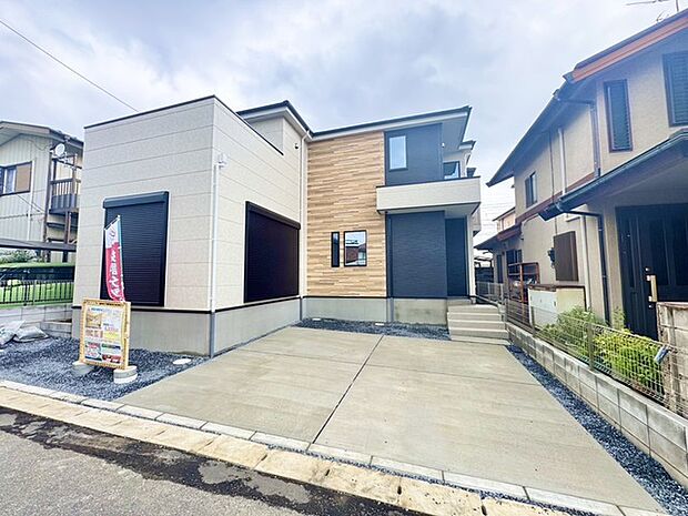 調和のとれた色合いが洗練された雰囲気を演出。メンテナンスが容易な素材で、長く美しい外観を保ちます。落ち着いた雰囲気と快適な暮らしを提供します。