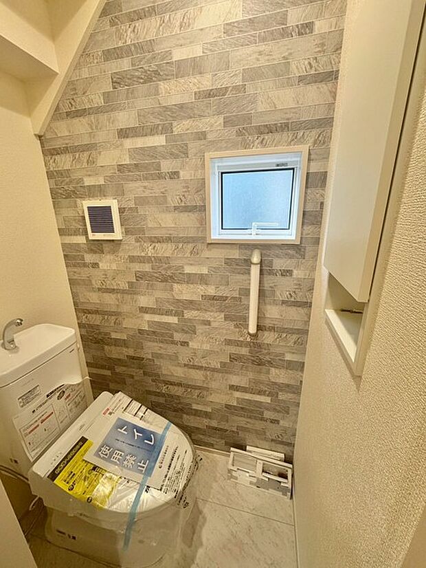 明るく開放的な空間に収納も充実したトイレ。窓付きで換気もバッチリです!