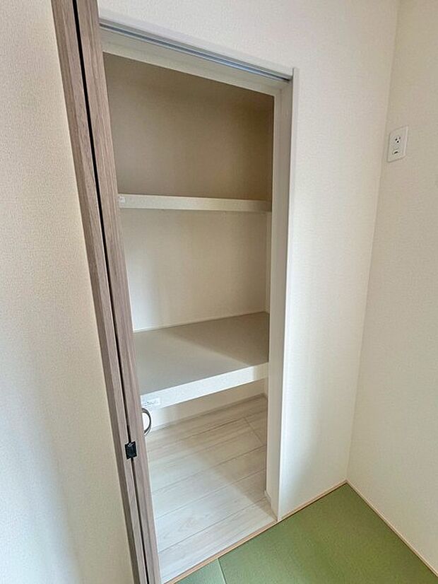 和室にも押入完備。扉は開き戸タイプなので出し入れもしやすくなっています