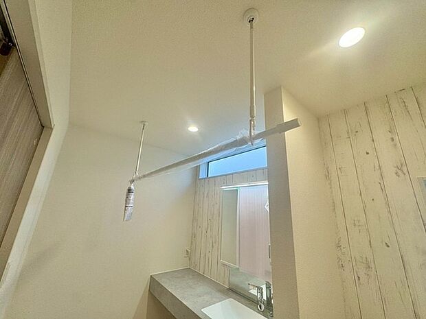 室内用物干し完備。吊り下げ式なので使わない時は外せる事が出来ます。