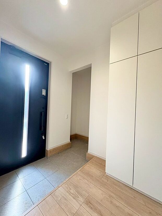 スリット入り玄関ドアで、日中はやさしい光が差し込む明るい空間に。上下までしっかり収納できるシューズ収納で、いつでも整った玄関を保てます。