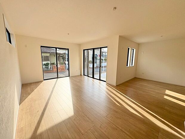 明るい色味のフローリングが広がるLDKは、5面採光で開放感たっぷりです