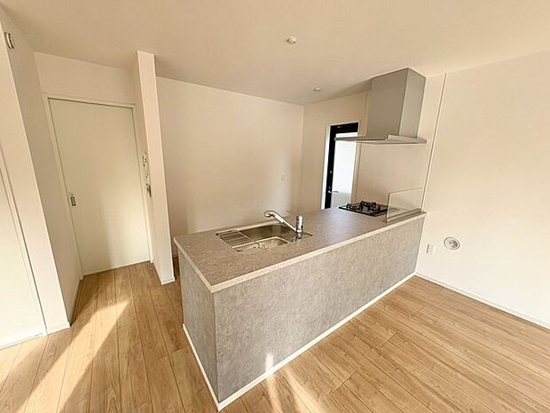 モダンで機能的なシステムキッチンにはオープンカウンターを採用。家族や友人と会話を楽しみながら調理ができる、うれしいレイアウトです。