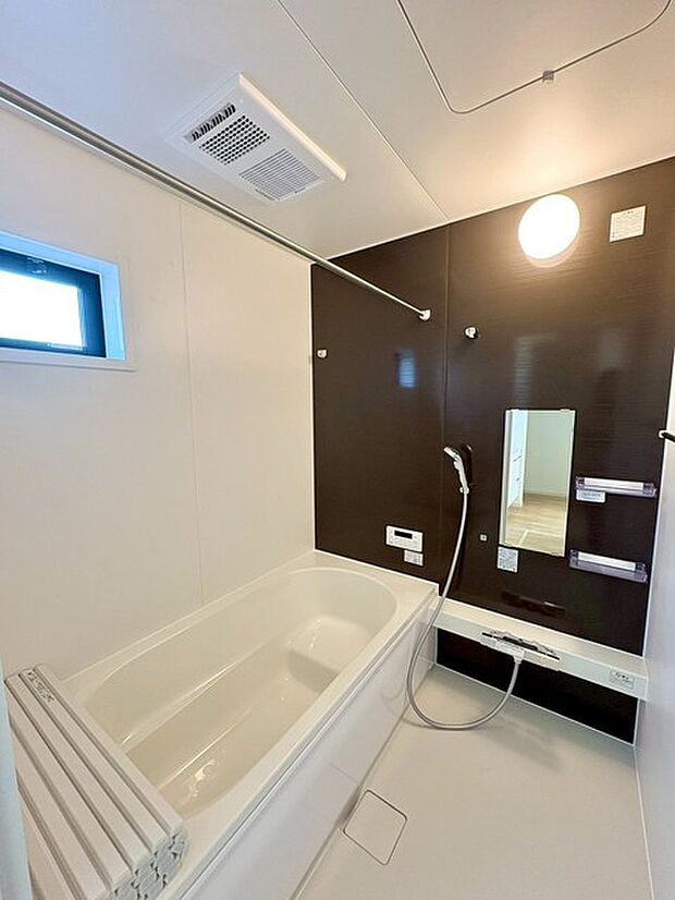 スタイリッシュな浴室。洗練されたデザインが魅力で、上質な空間がリラックスできるバスタイムを演出します。  