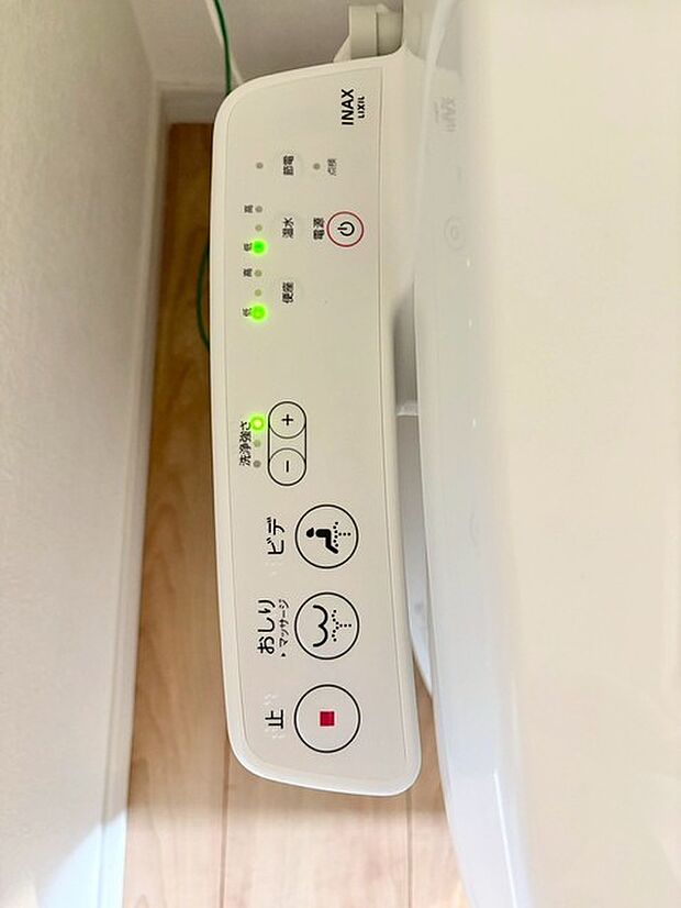 温水洗浄機能付きトイレが、日常に清潔さと快適さをプラス。家族全員がリフレッシュできる心地よい空間を提供します。 