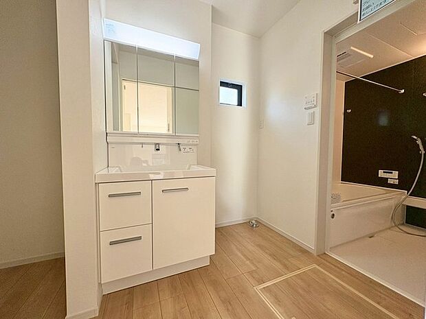 白で統一された清潔感あふれる空間で、心安らぐひとときを