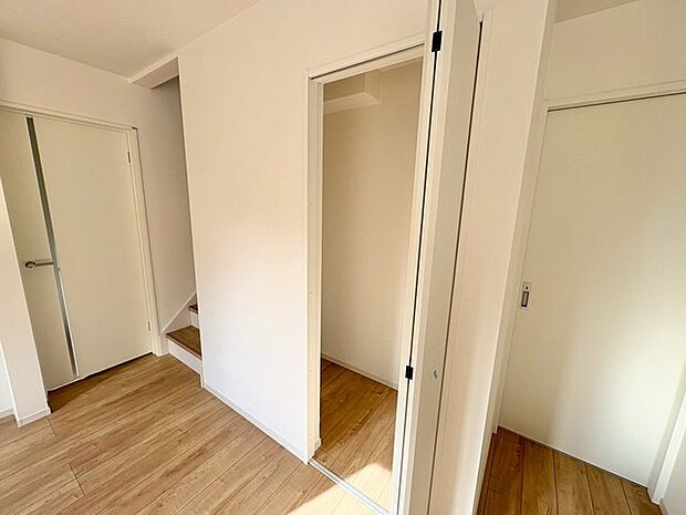LDKに収納を備え、すっきり片付く快適な住まい。毎日の暮らしを心地よくサポートします。