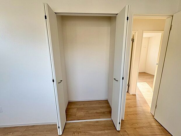 奥行きを感じさせる通路が、さらなる空間への広がりを予感させます