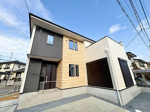 素材の風合いとツートンカラーが美しく調和した外観。街並みに自然と馴染みながら、ほどよい存在感を放ちます