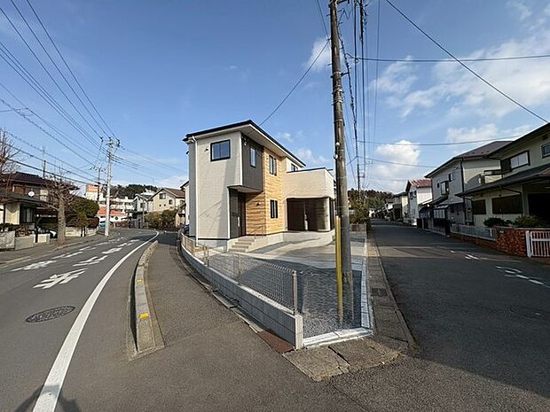 緑が豊かなエリアで、周辺環境も充実。安心して暮らせる住みよい立地です。