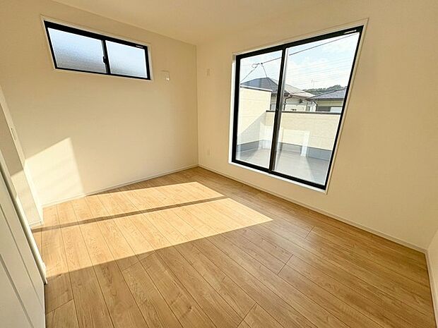 7.3帖の洋室は、バルコニーからの風と光で満たされる心地よい空間。日常にささやかな特別感をプラスします。