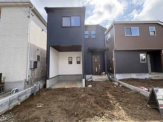 モダンな佇まいが印象的。洗練された外観です 