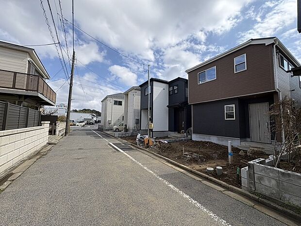 北側道路に面した静かな住環境。やさしい風が通り抜け、落ち着いた暮らしを支えてくれます。周辺施設もそろい、安心して暮らせる立地です。 