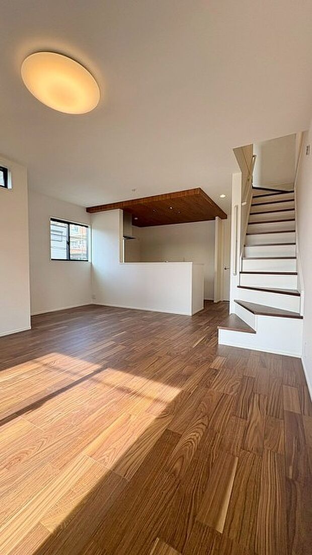 リビングイン階段が開放感を生む2階LDK。家族の気配を感じながら自然と会話が生まれる設計で、モダンさの中に温もりを感じる住まいです。