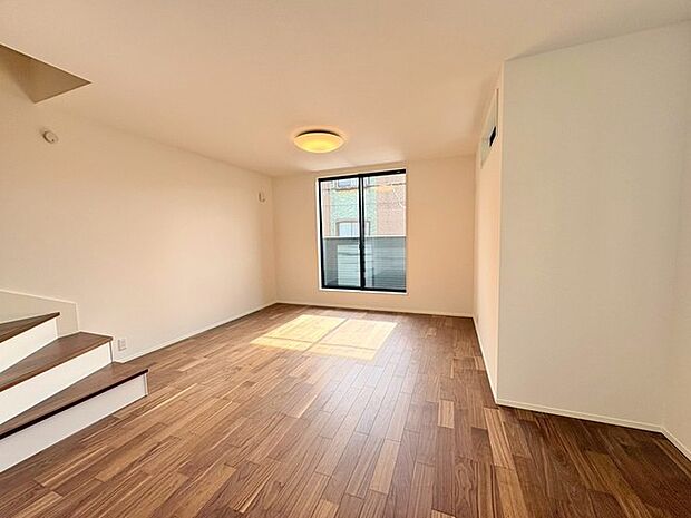 明るい色味のフローリングが広がるLDKは、3面採光で開放感たっぷり。