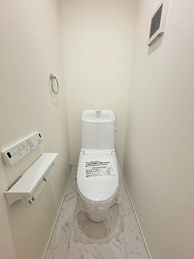 温水洗浄機能付きトイレが、日常に清潔さと快適さをプラス。家族全員がリフレッシュできる心地よい空間を提供します。