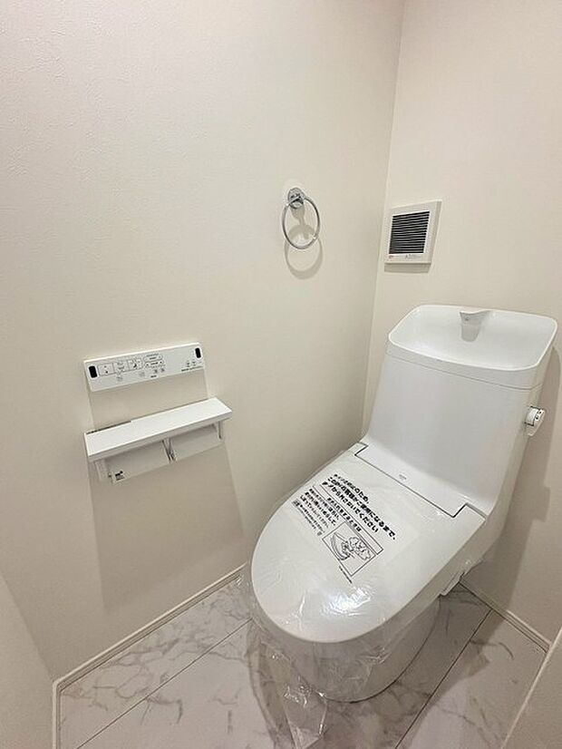 明るく開放的なトイレ。室内換気完備でいつでも心地よく使えます。