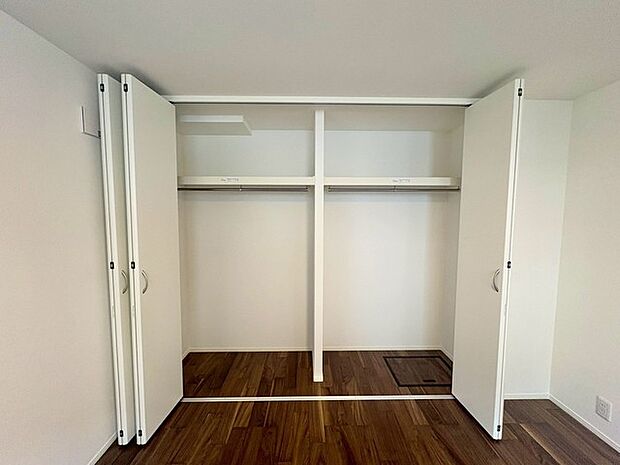 棚付きクローゼットで収納力も十分。洋服や小物をすっきり整理でき、広々とした空間で快適に暮らせます。