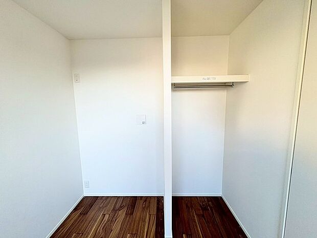 オープンクローゼットで、毎朝の支度もスムーズに。衣類が一目で見渡せる効率的な収納で、忙しい時間も快適に過ごせます。