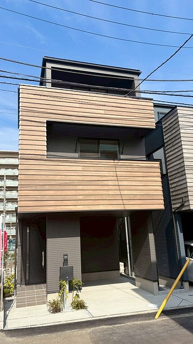 南西2方向に面した角地で開放感のある立地。駐車スペースはビルトイン、利便性とアクセスの良さが魅力です。