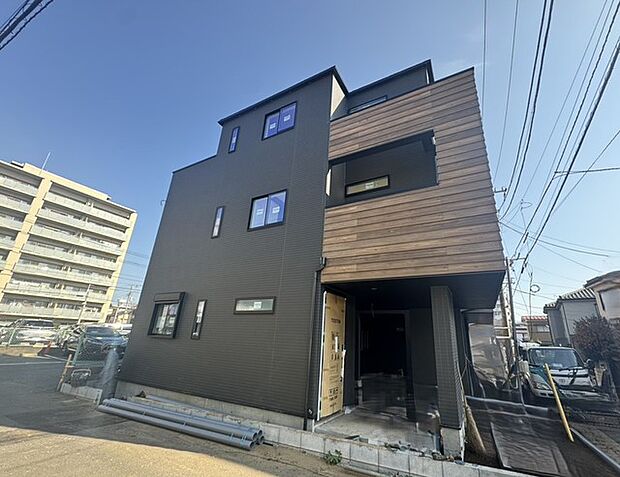 周囲と調和した外観デザインで、街並みに自然と溶け込む佇まい。環境に配慮したつくりが、美しい景観と快適な住環境を両立します。