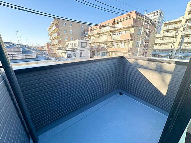 3つのバルコニーを備えた住まい。ひとつはくつろげる広めのスペース、もうひとつは洗濯物干しや植物の育成に便利な機能的スペースです。