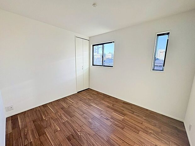 2面採光の洋室。明るく開放的で、自然光がたっぷり差し込む心地よい空間。快適な暮らしを楽しめます。