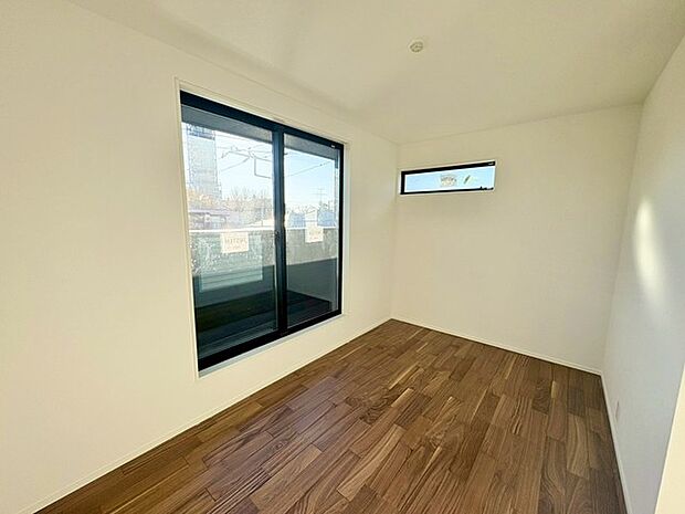 6帖の洋室は、バルコニーからの風と光で満たされる心地よい空間。日常にささやかな特別感をプラスします。