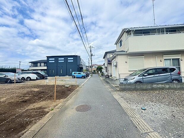 東側に面した道路があり、自然光がたっぷり入る明るい環境。穏やかな風が心地よく通り、快適な暮らしを叶えます。周辺環境も充実しており、安心して過ごせる立地です。 