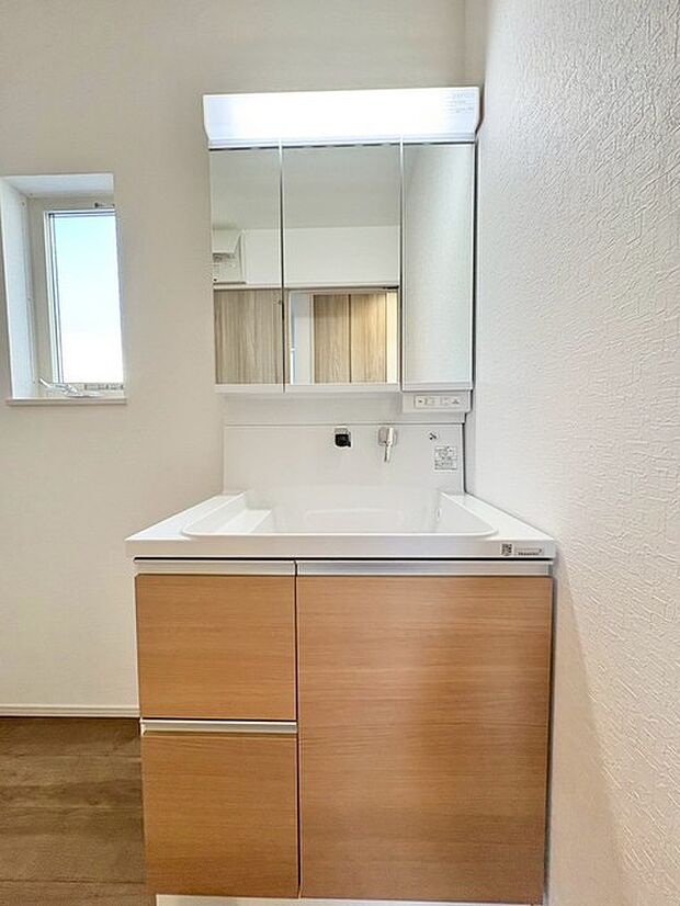 三面鏡のシャンプードレッサーは、ミラーキャビネット付きで小物もスッキリ収納。大型ボウルで使いやすく、手洗いの洗濯にも便利です。