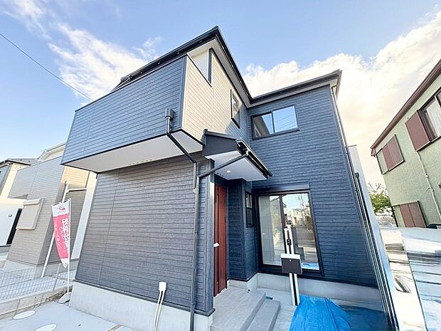 調和のとれた色合いが上品な外観を演出。メンテナンスしやすい素材で、美しさを長く保てる住まいです。