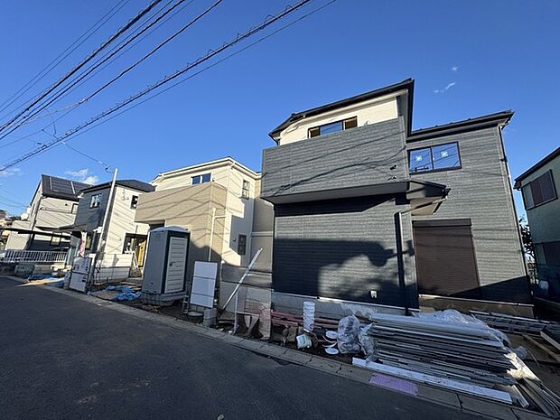 西側に面した道路があり、自然光がたっぷり入る明るい環境。穏やかな風が心地よく通り、快適な暮らしを叶えます。周辺環境も充実しており、安心して過ごせる立地です。