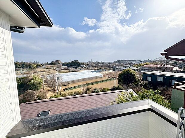 見晴らしのよいバルコニーは、ガーデニングも楽しめる心地よい空間。外の風を感じながらリフレッシュできる、ちょっとしたアウトドア気分が味わえます。 