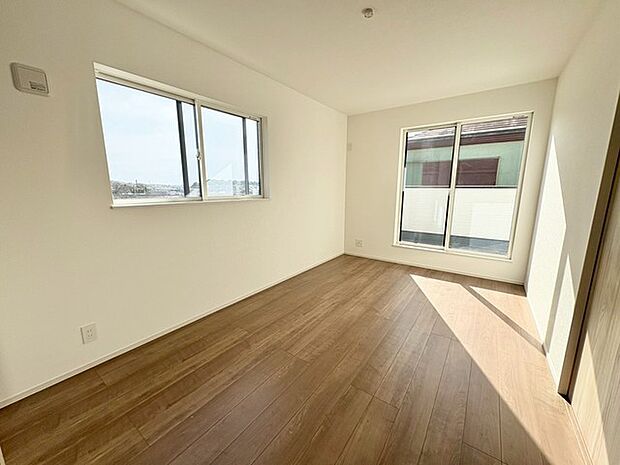 7.5帖の洋室は、バルコニーからの風と光で満たされる心地よい空間。日常にささやかな特別感をプラスします。