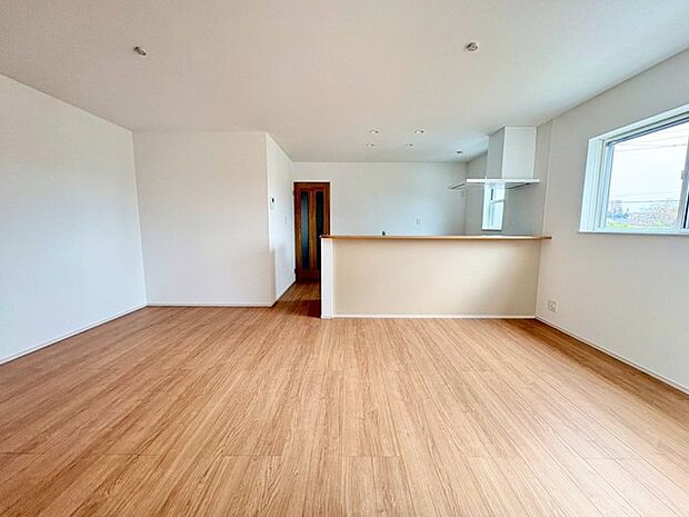 温かみのある木目調の床と、広々とした空間が心地よい暮らしを演出します