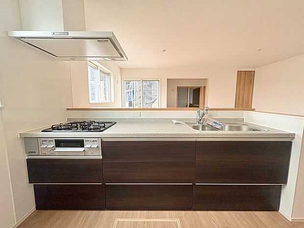 シンプルモダンな明るいシステムキッチン。洗練されたデザインと使いやすさが魅力で、料理がもっと楽しくなる空間です。