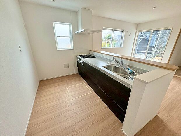 キッチンには、お好みに合わせた収納を自由にレイアウト可能。スチールラックや木製棚、収納ボックスなどを組み合わせて、自分らしい使いやすい空間をつくれます。