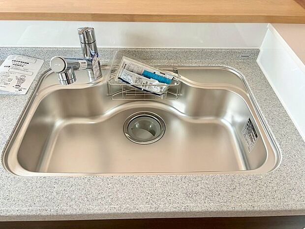 使い勝手の良い大型シンクで作業もスムーズ。広々としたスペースで、料理も家事もストレスなくこなせます。
