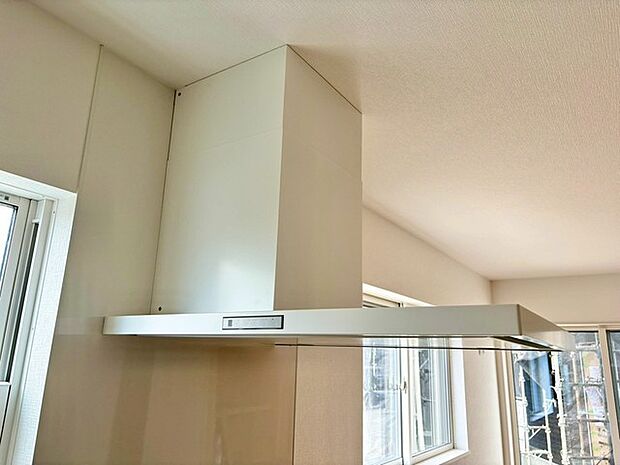 キッチンをスタイリッシュに見せるT型レンジフード。効率よく換気でき、見た目も美しく快適な調理空間をつくります。